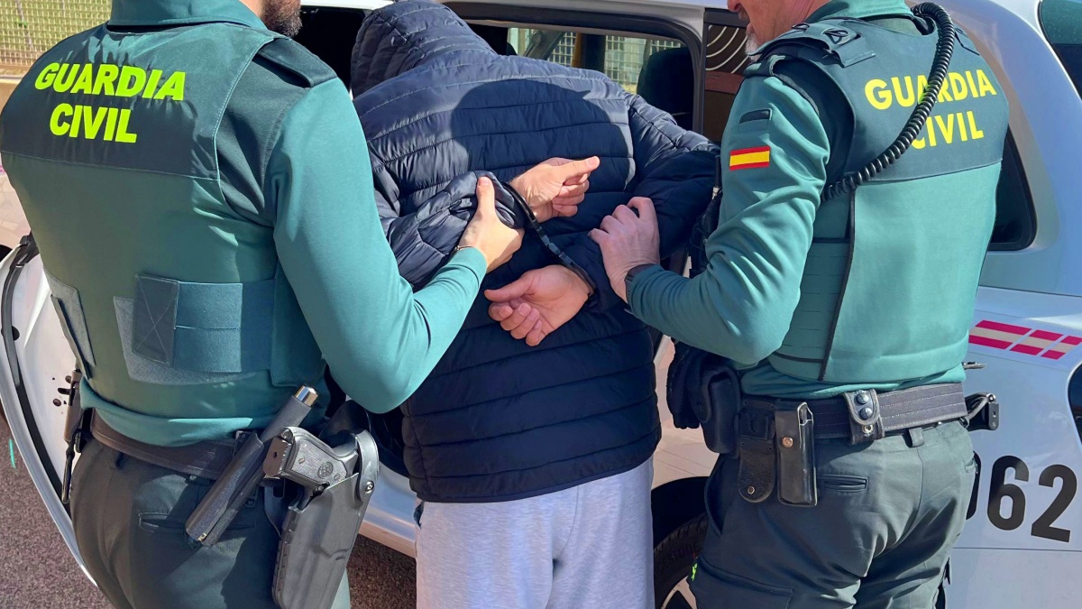 Dispararon con una escopeta numerosas veces al interior de una vivienda unifamiliar en castilla-la mancha y han sido detenidos