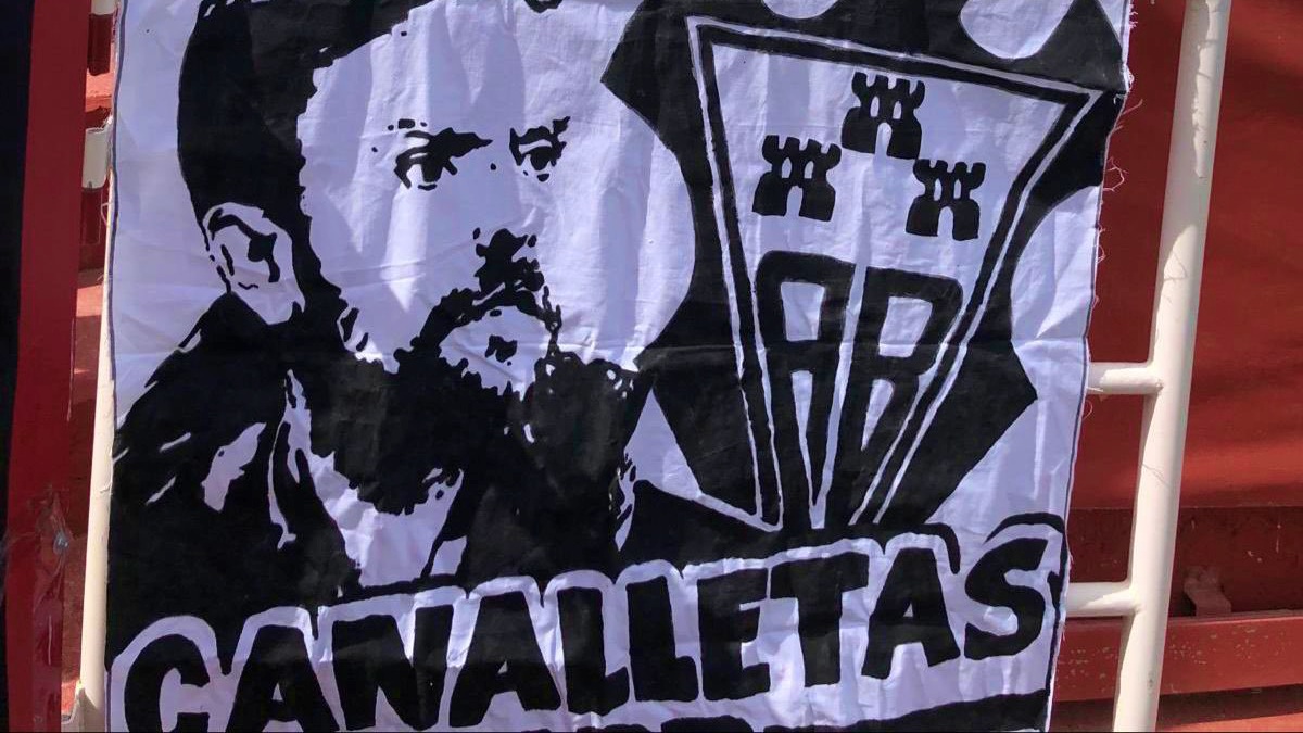 La explicación del albacete balompié a lo sucedido con una bandera con el rostro de rubén albés