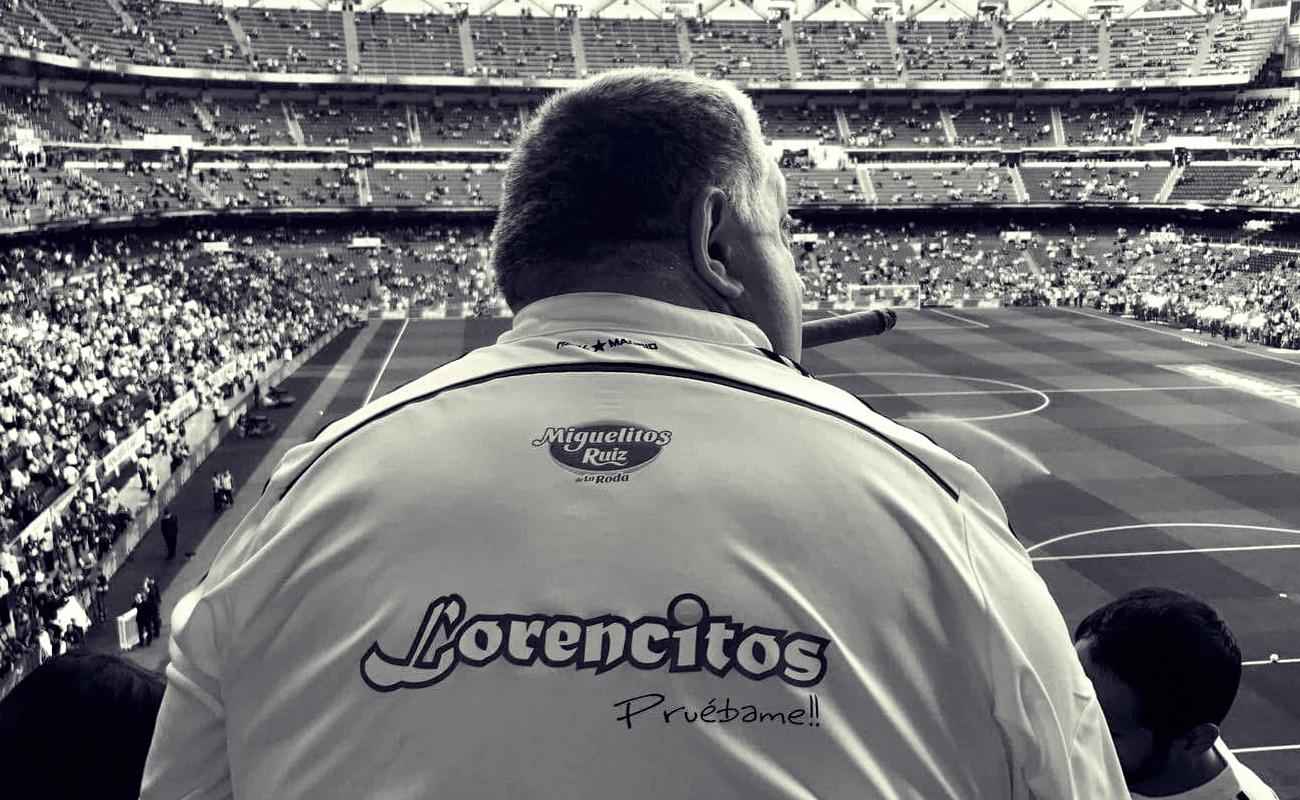 Imagen de Lorenzo Ruiz disfrutando de sos de sus pasiones, un buen puro y un partido del Real Madrid