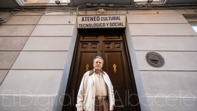 Tomás Mancebo en las puertas del Ateneo Albacetense / Foto: Pilar Felipe