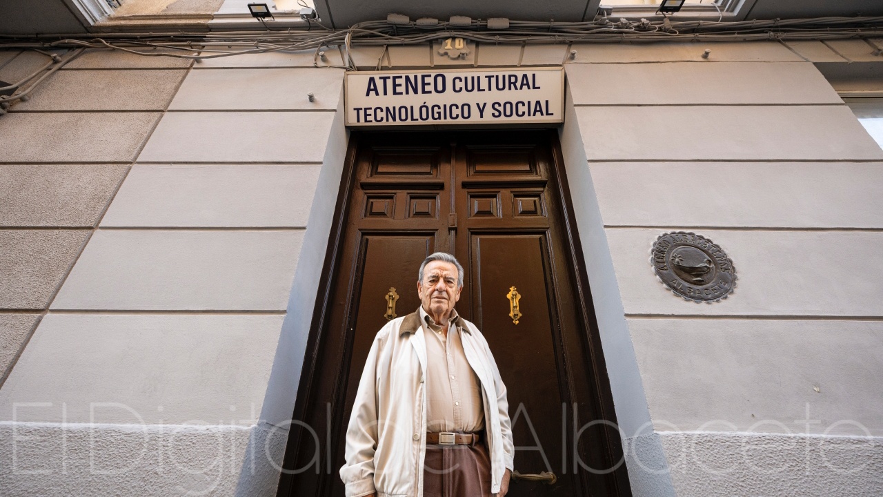 Tomás Mancebo en las puertas del Ateneo Albacetense / Foto: Pilar Felipe