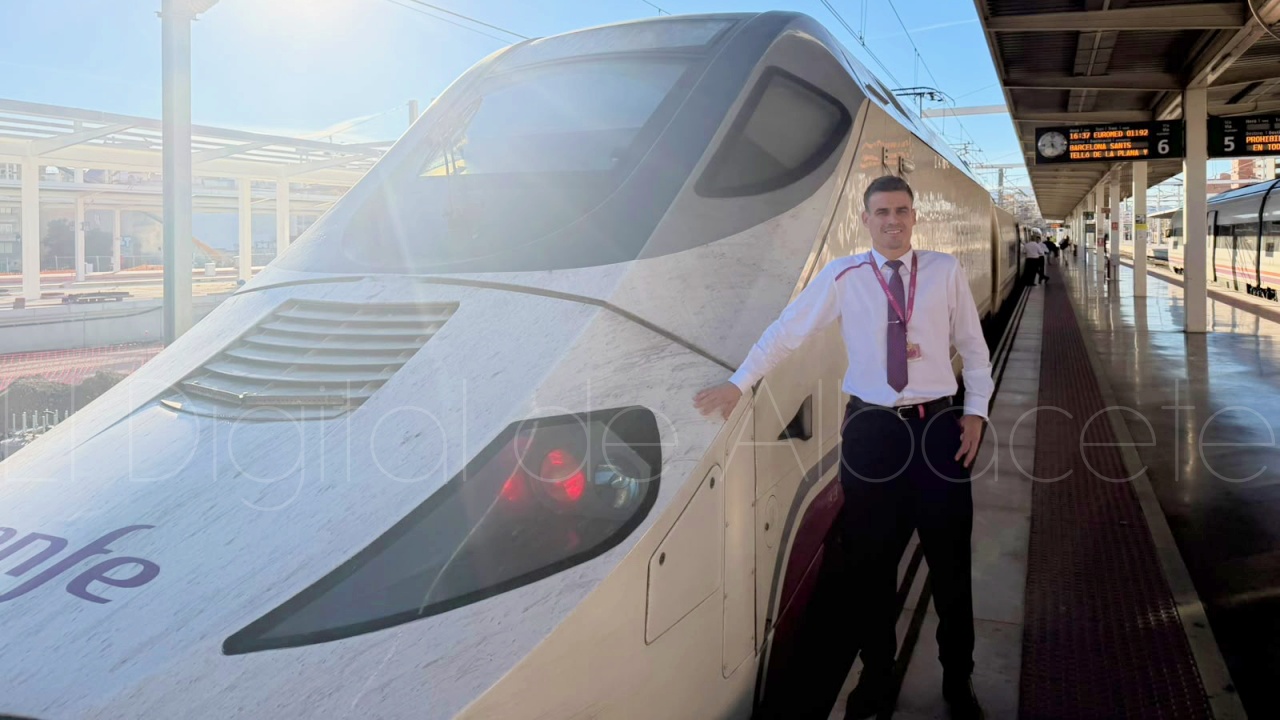 Alberto Abengózar junto a uno de los trenes que ha manejado / Foto cedida a El Digital de Albacete