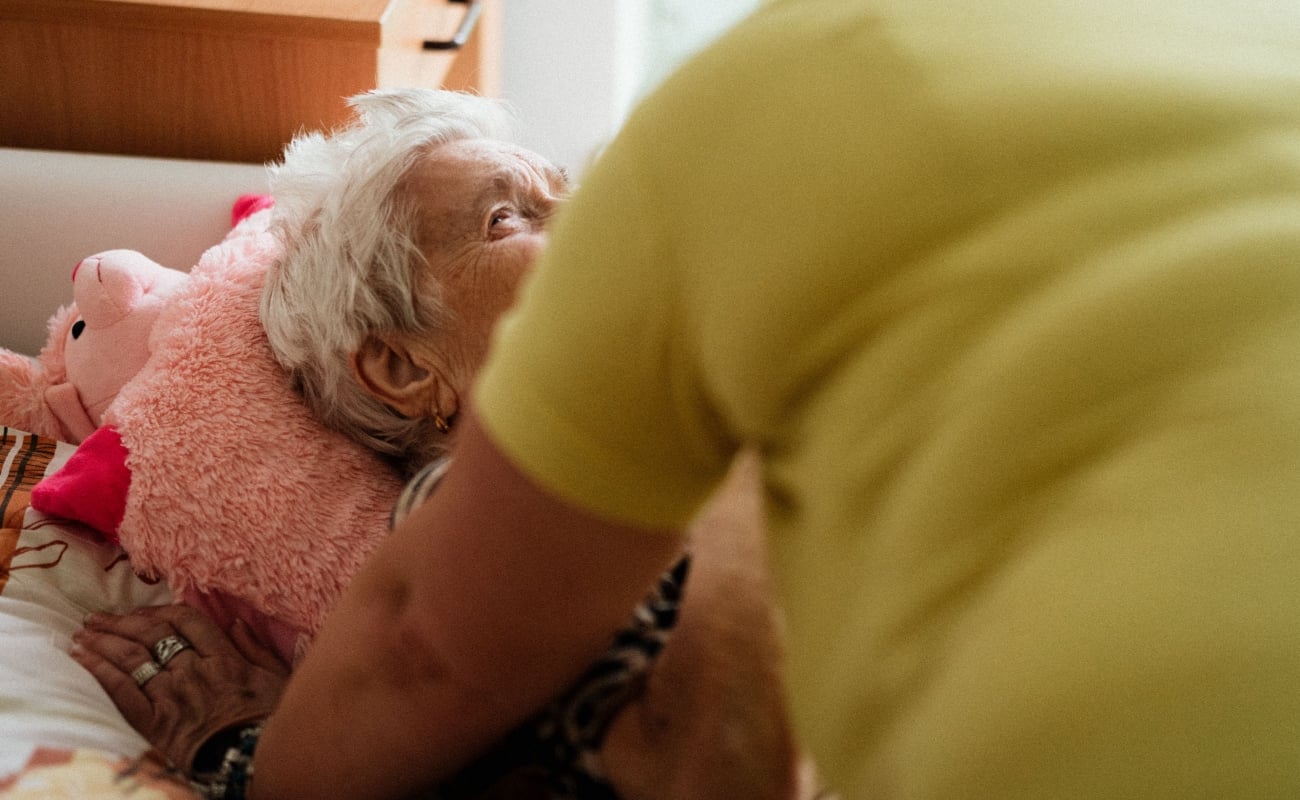 Anciana con cuidadora (Archivo)